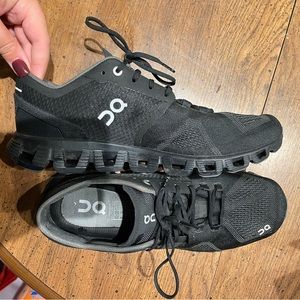 black on cloud tennis shoes